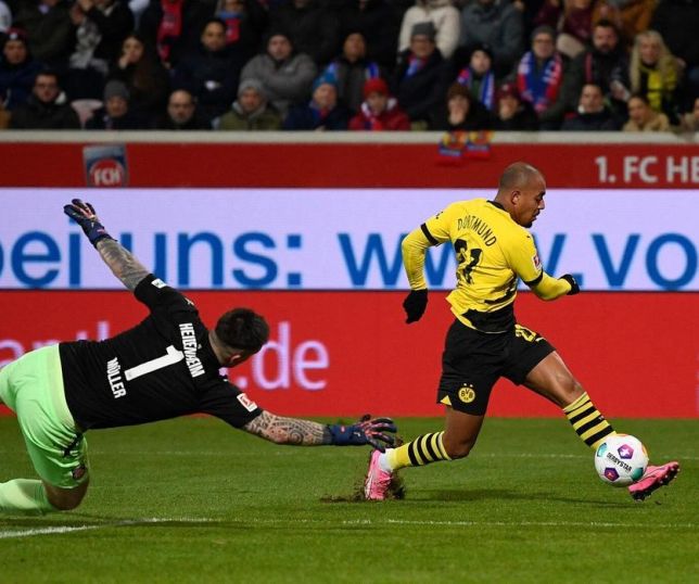 Borussia Dortmund — player action photograph