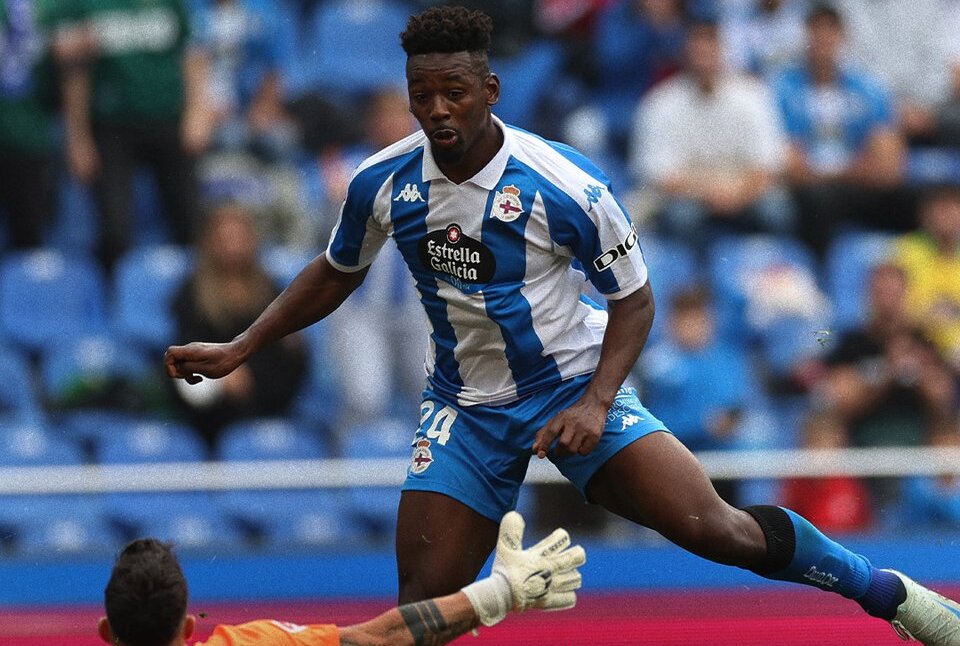 Deportivo — player action photograph
