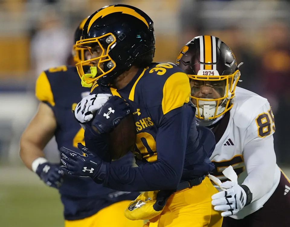 Kent State Golden Flashes — player action photograph