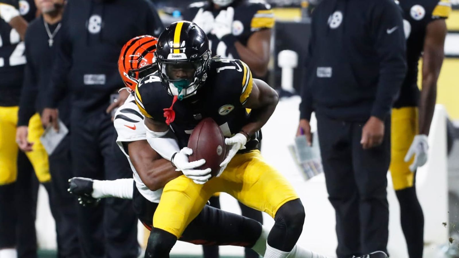 Pittsburgh Steelers — player action photograph