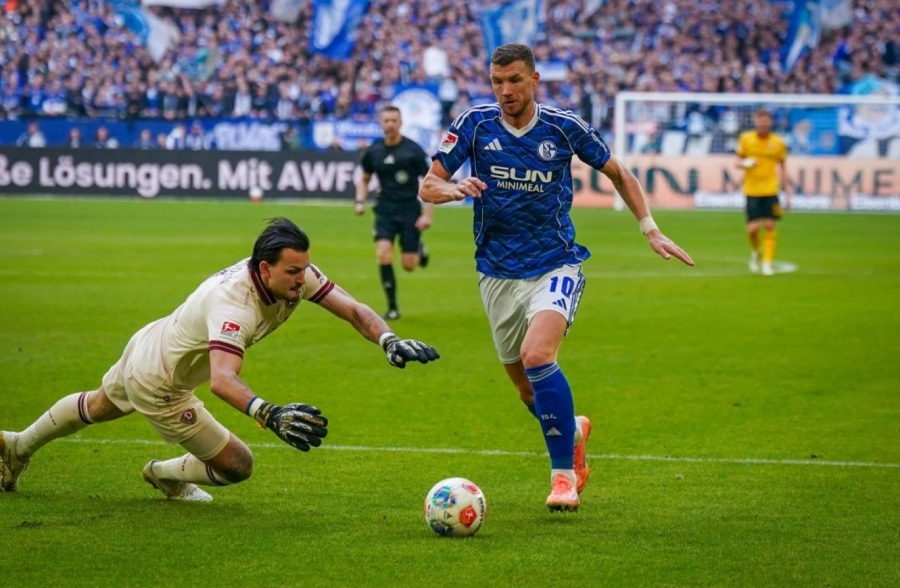 Schalke 04 — player action photograph